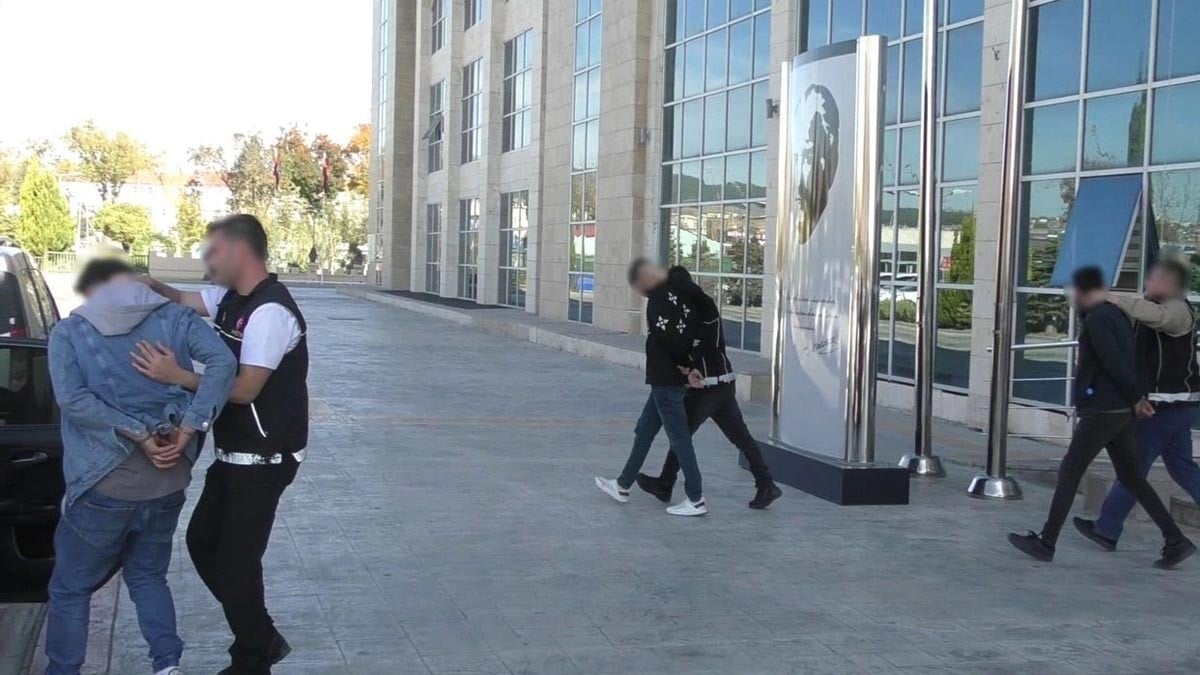 Uşak'ta uyuşturucu operasyonunda yakalanan 7 zanlı tutuklandı