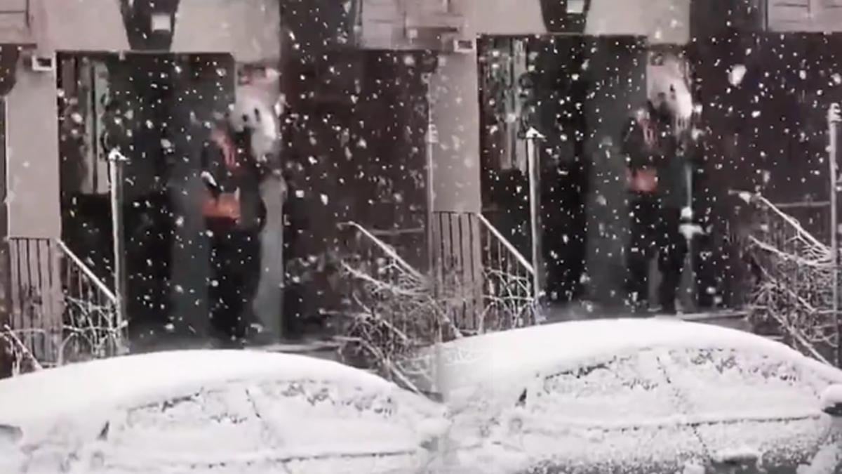 Kar altında kuryenin getirdiği sipariş olay oldu! Sosyal medyada tepki yağdı