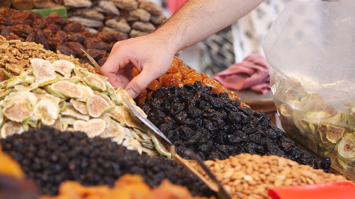 Şifa sanıp yiyoruz ama evimizdeki bu kurutulmuş meyveler zehirli olabilir
