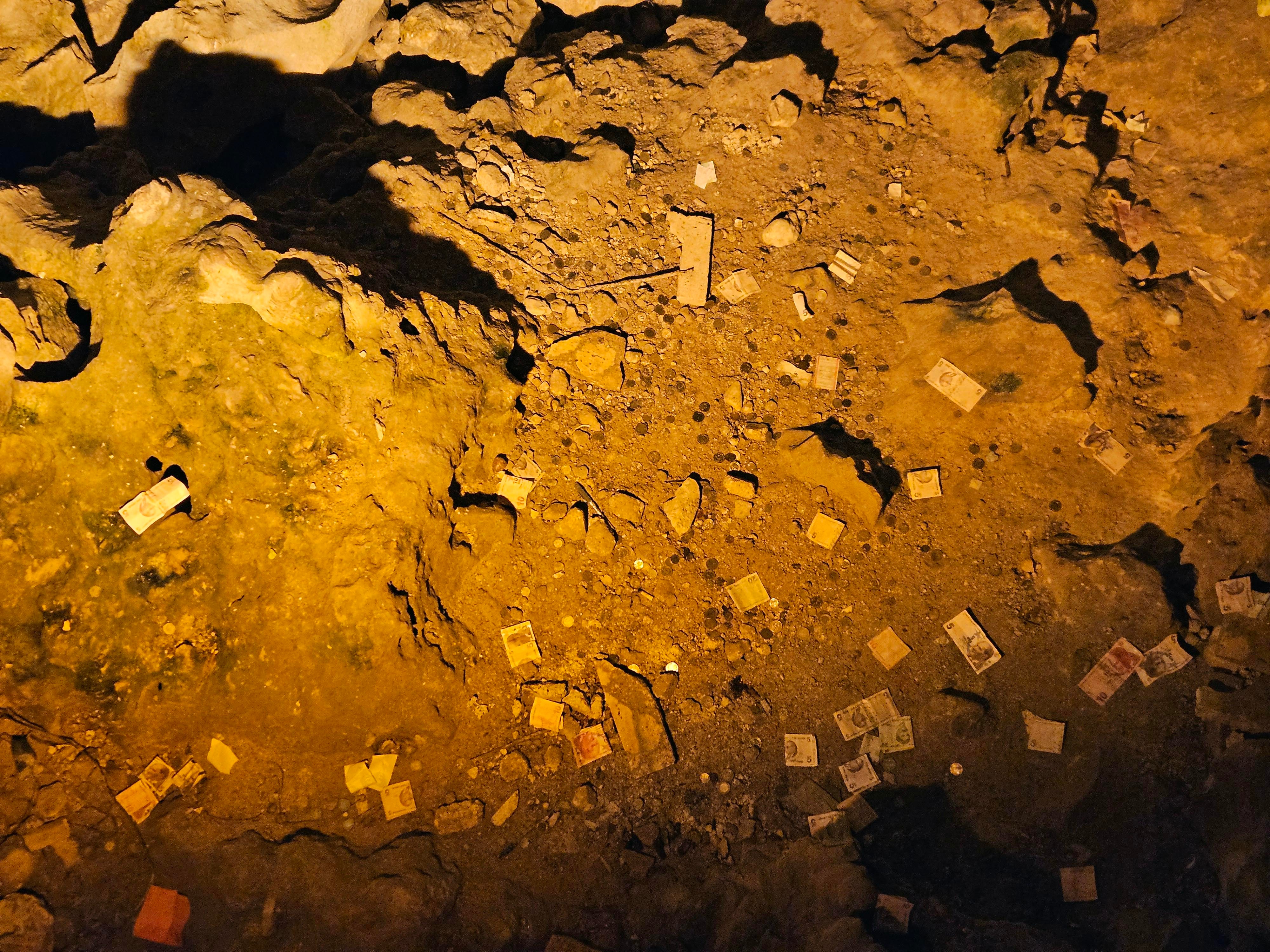 Efsanelere konu olan göl kurudu! Artık kağıt para atıyorlar