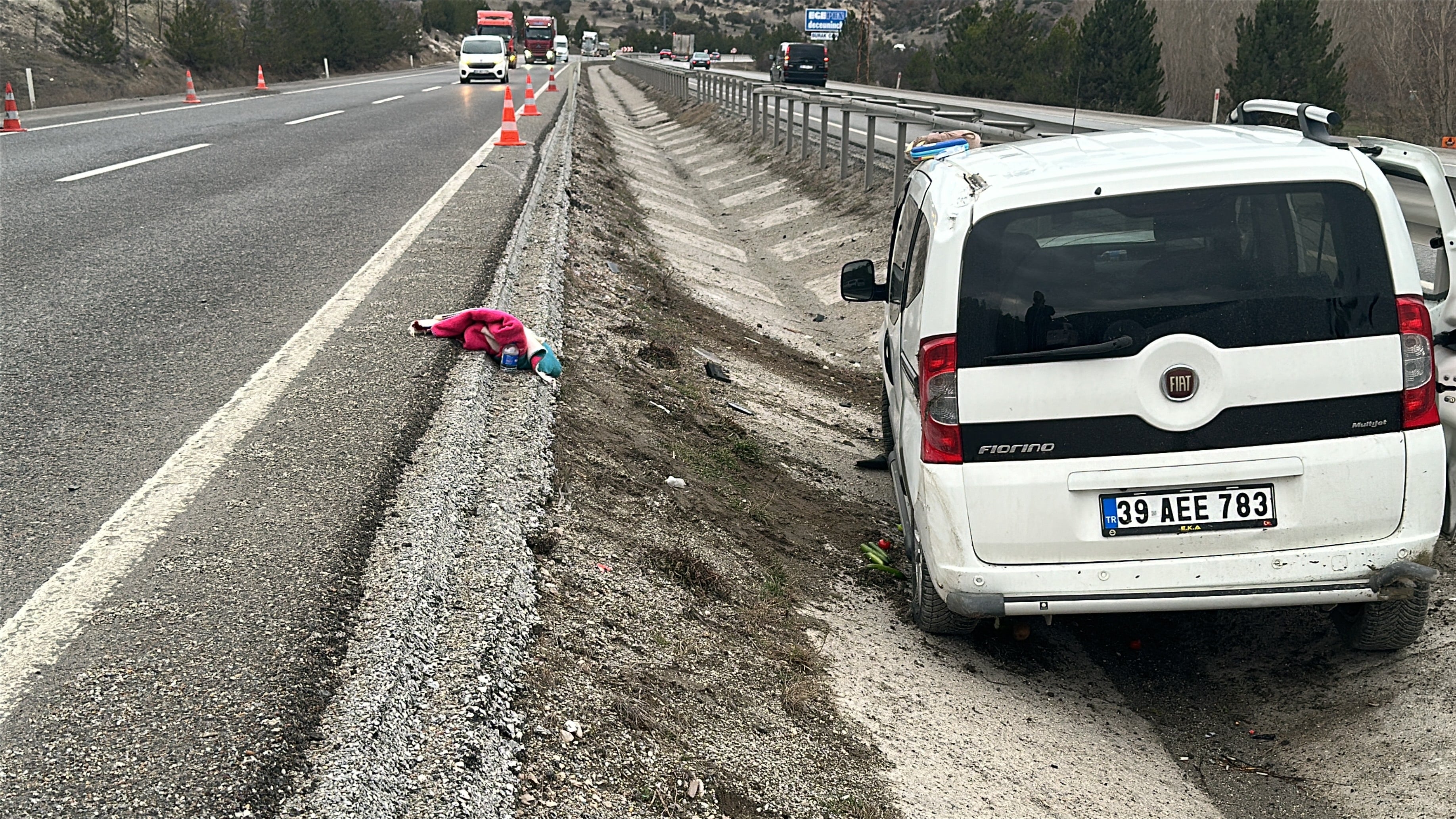 Kütahya’da hafif ticari araç refüjdeki su tahliye kanalına düştü: 3 yaralı