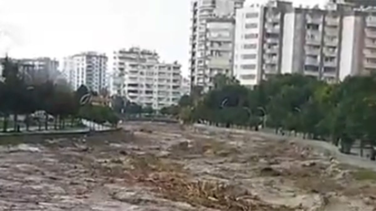 Sağanak sele döndü: Dereler taştı, evleri su bastı