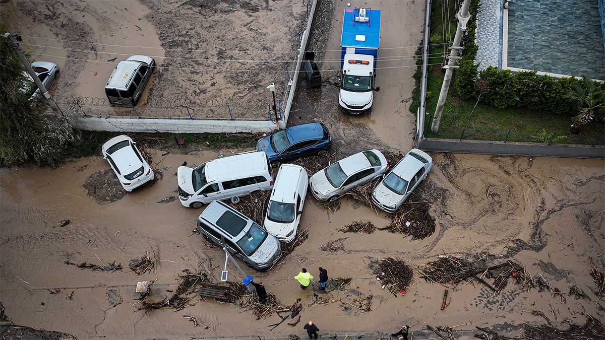 Mersin'de sağanak sele döndü: Dereler taştı, evleri su bastı