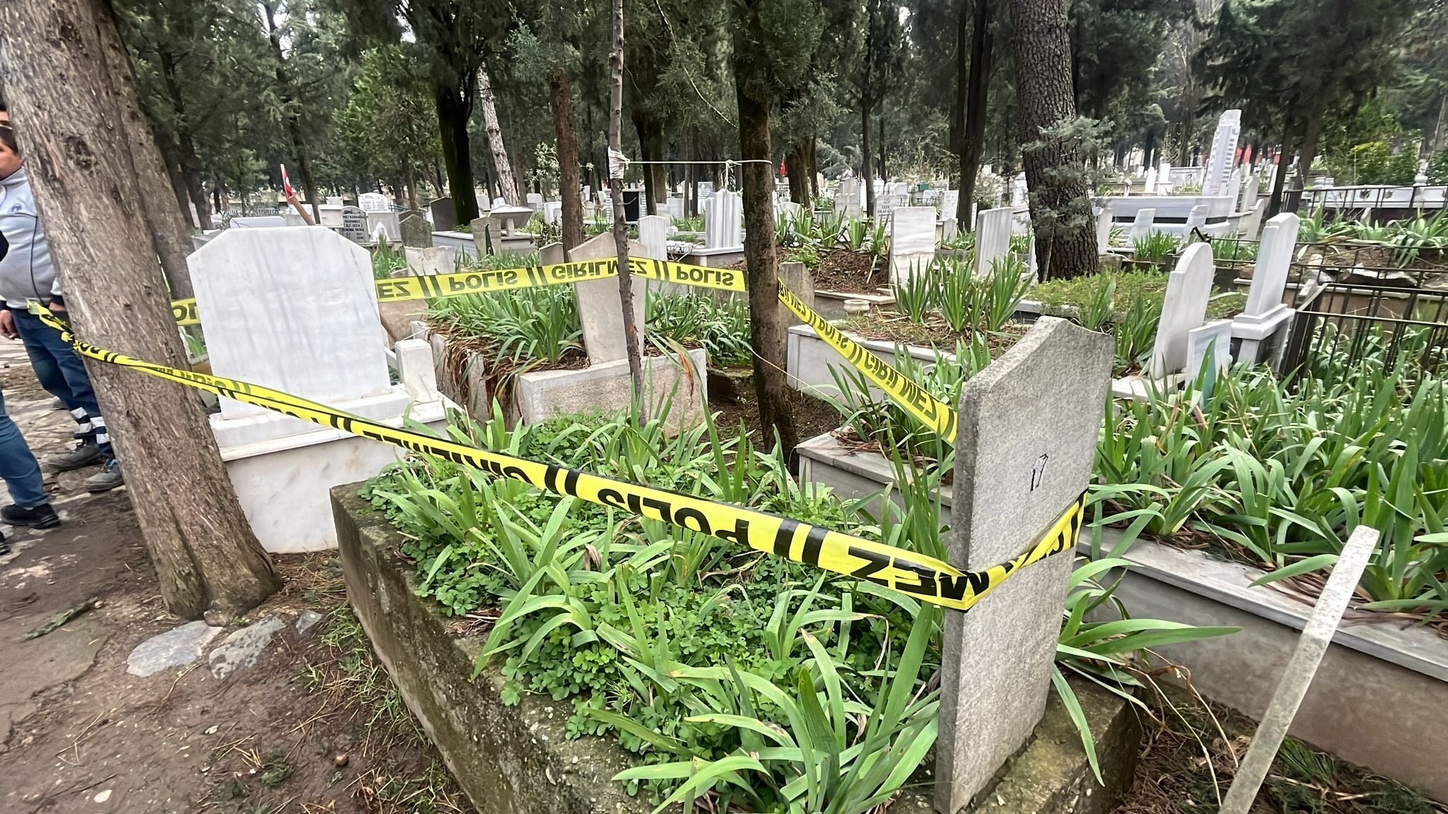 Bursa'da mezarlıkta, poşette gömülü halde cenin bulundu