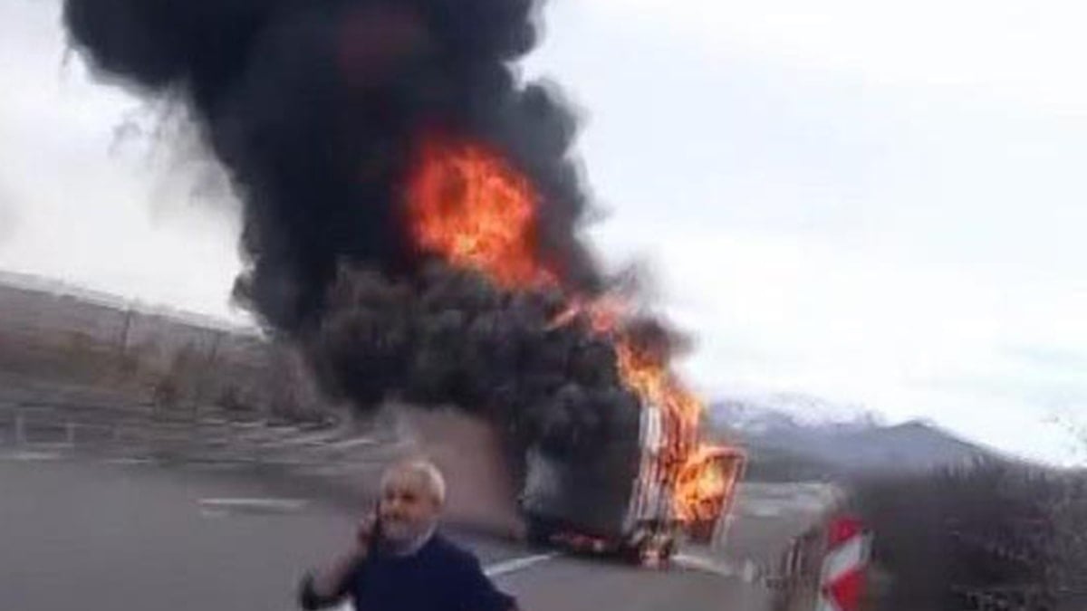 Yolcu taşıyan minibüs, alev topuna döndü