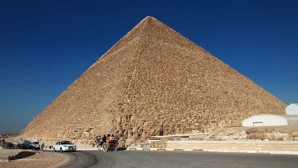 Mısır piramitlerinin içine giren anında pişman oluyor