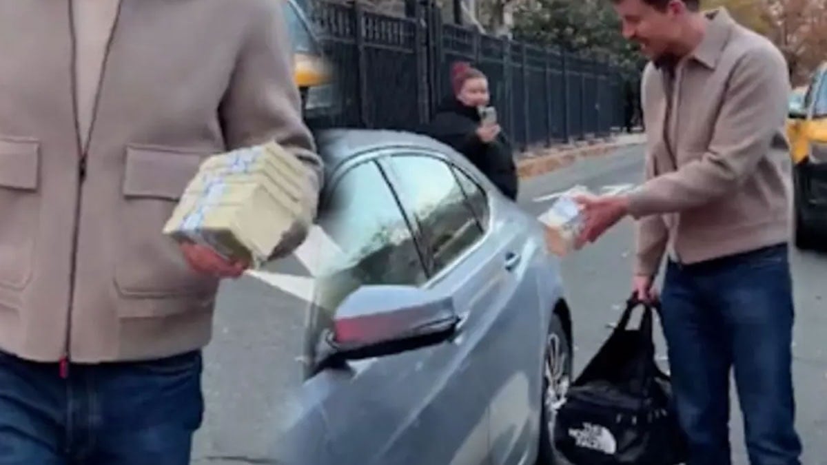 Ünlü yayıncı yola çıkıp deste deste para dağıttı