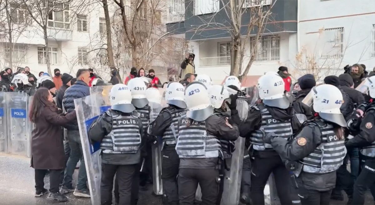 Diyarbakır'daki Suriye eylemlerine polisten gazlı müdahale