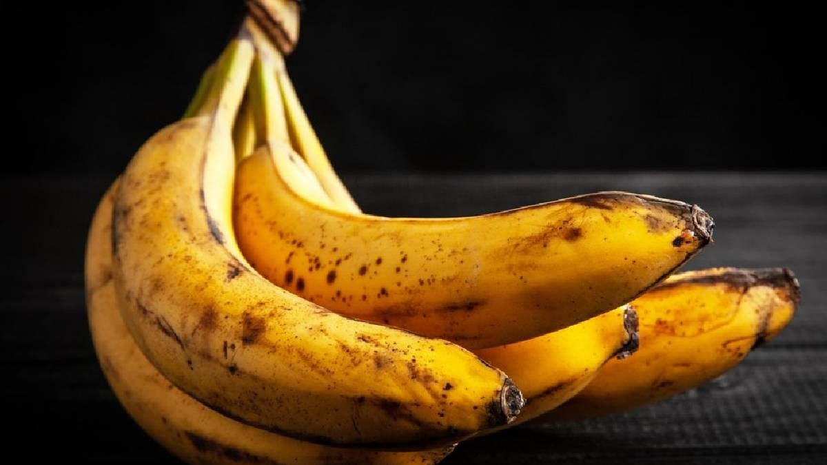 Muzların kararmasını önleyip ömrünü uzatıyor: Saplarına sarmak yetiyor