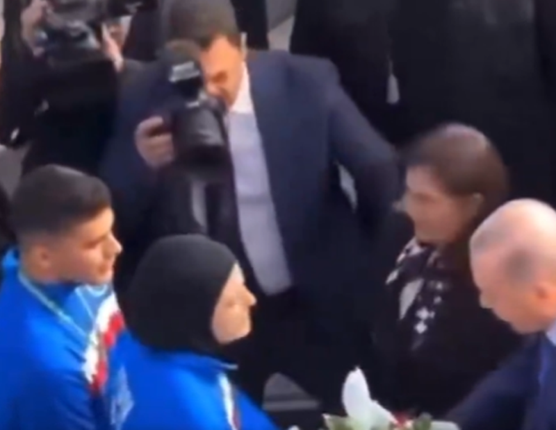 Fotoğrafçı Özlem Çerçioğlu'nu Erdoğan'ın yanında istemedi!