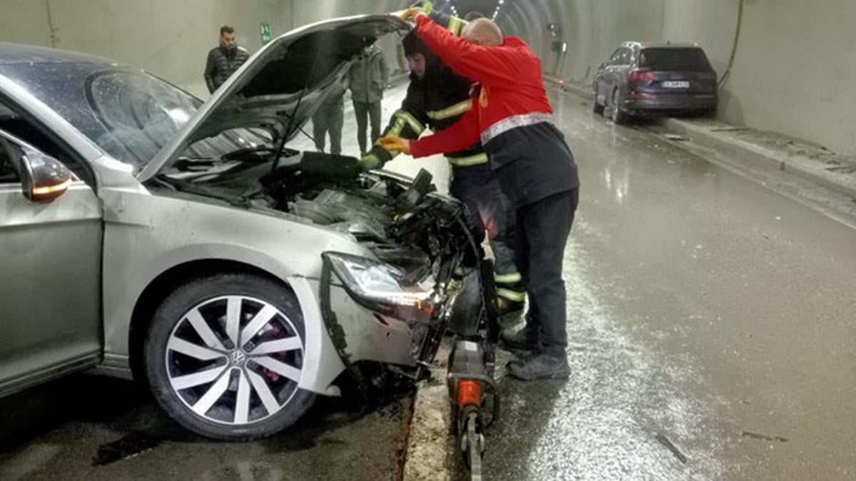 Tünelde zincirleme kaza can aldı
