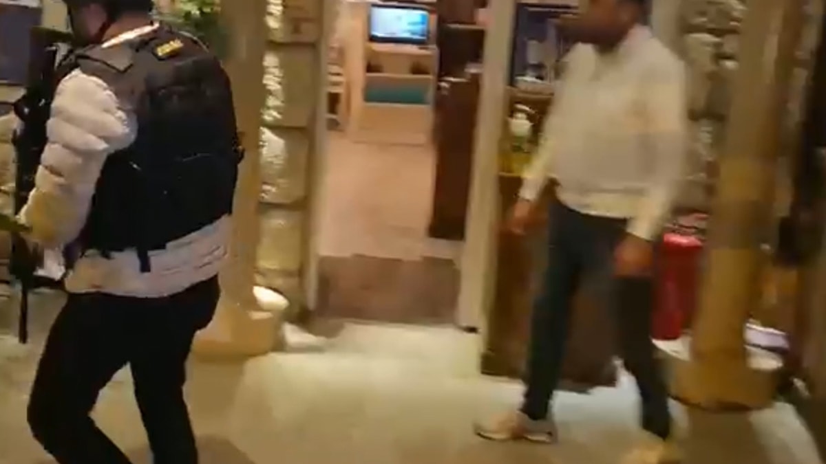 İstanbul'da restorana operasyon: Valizde milyonlarca liralık silahlar bulundu!