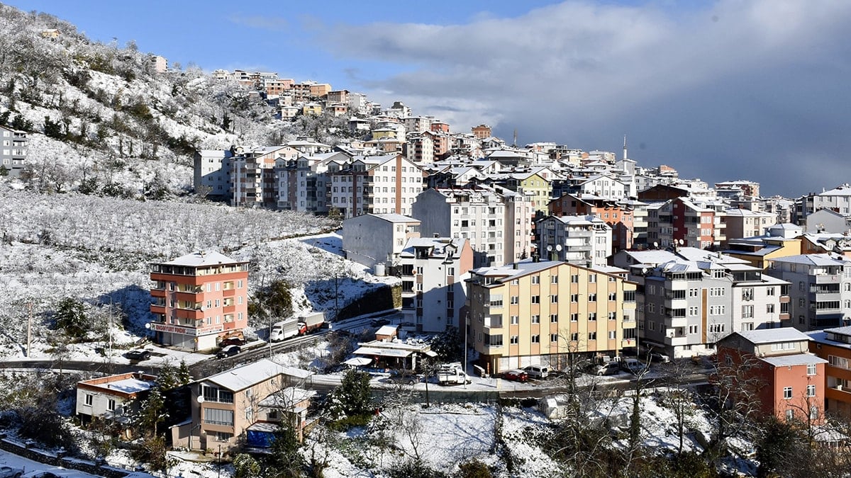 Ordu’nun Akkuş ilçesinde kar nedeniyle eğitime ara verildi
