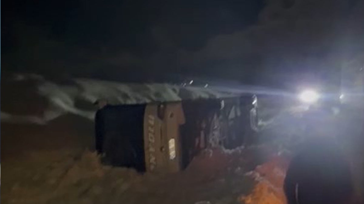 Diyarbakır'da yolcu otobüsü devrildi