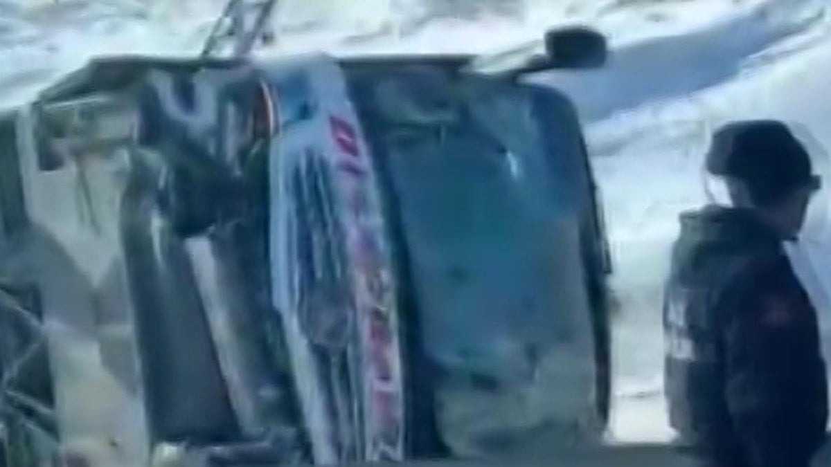 Yolcu otobüsü yan yattı: 2'si ağır 13 yaralı