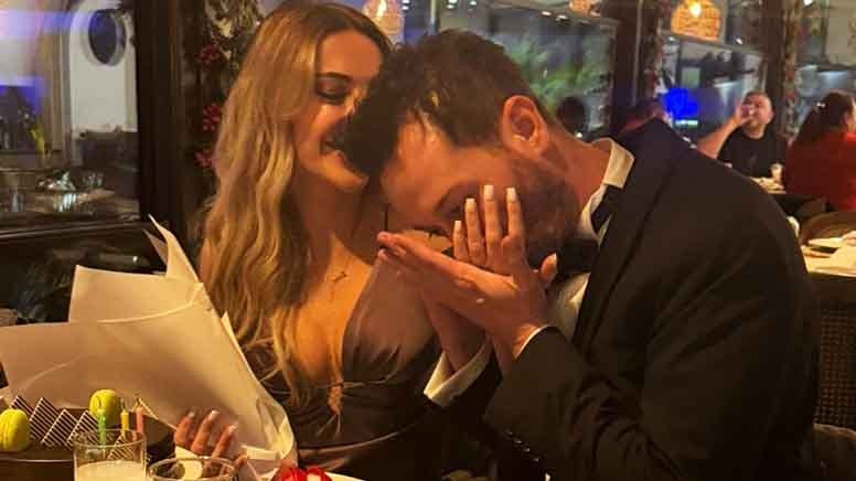 Ünlü oyuncu sevgilisine tanıştıkları yerde evlenme teklifi etti