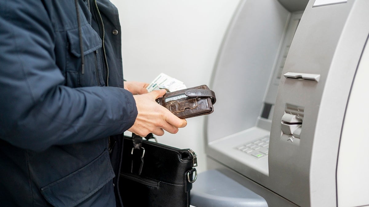 Patron, maaşının 300 katını hesabına yatırdı: Servete konan işçi parayı geri ödemeyecek