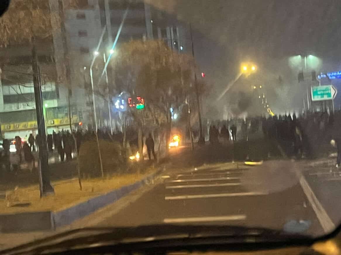 İnternet kesildi, kurşunlar yağdı: İran'daki protestolarda en az 200 kişi öldü