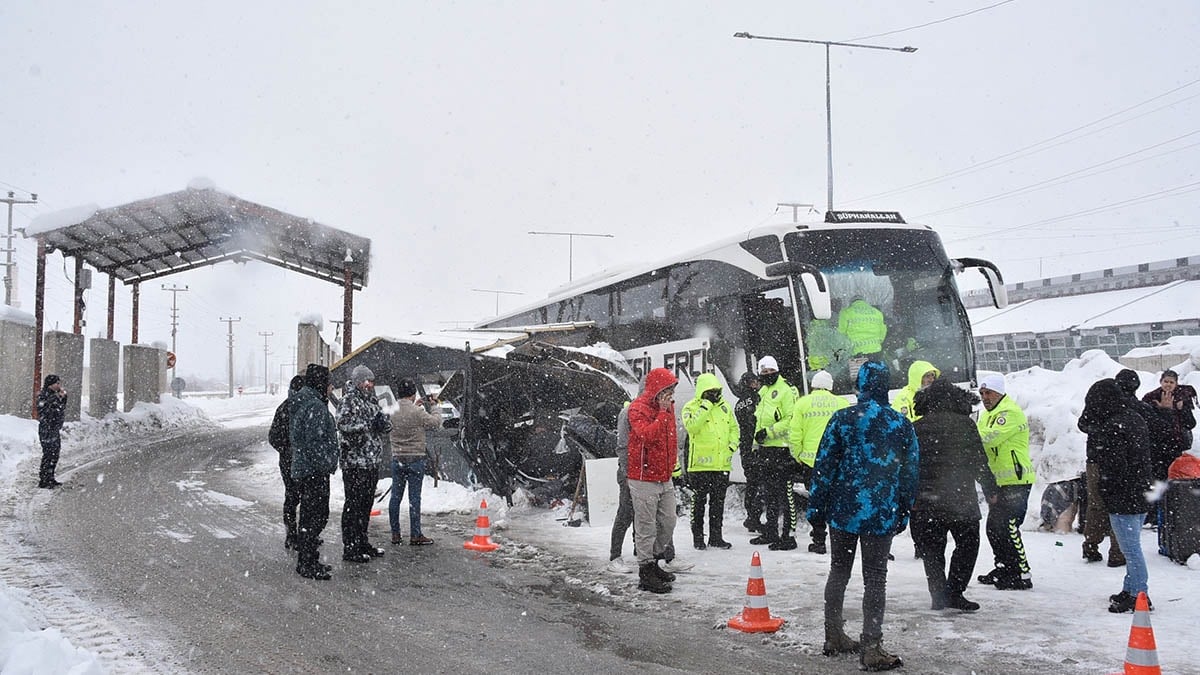 Yolcu otobüsü kontrol noktasındaki kulübeye çarptı: Yaralı polisler var
