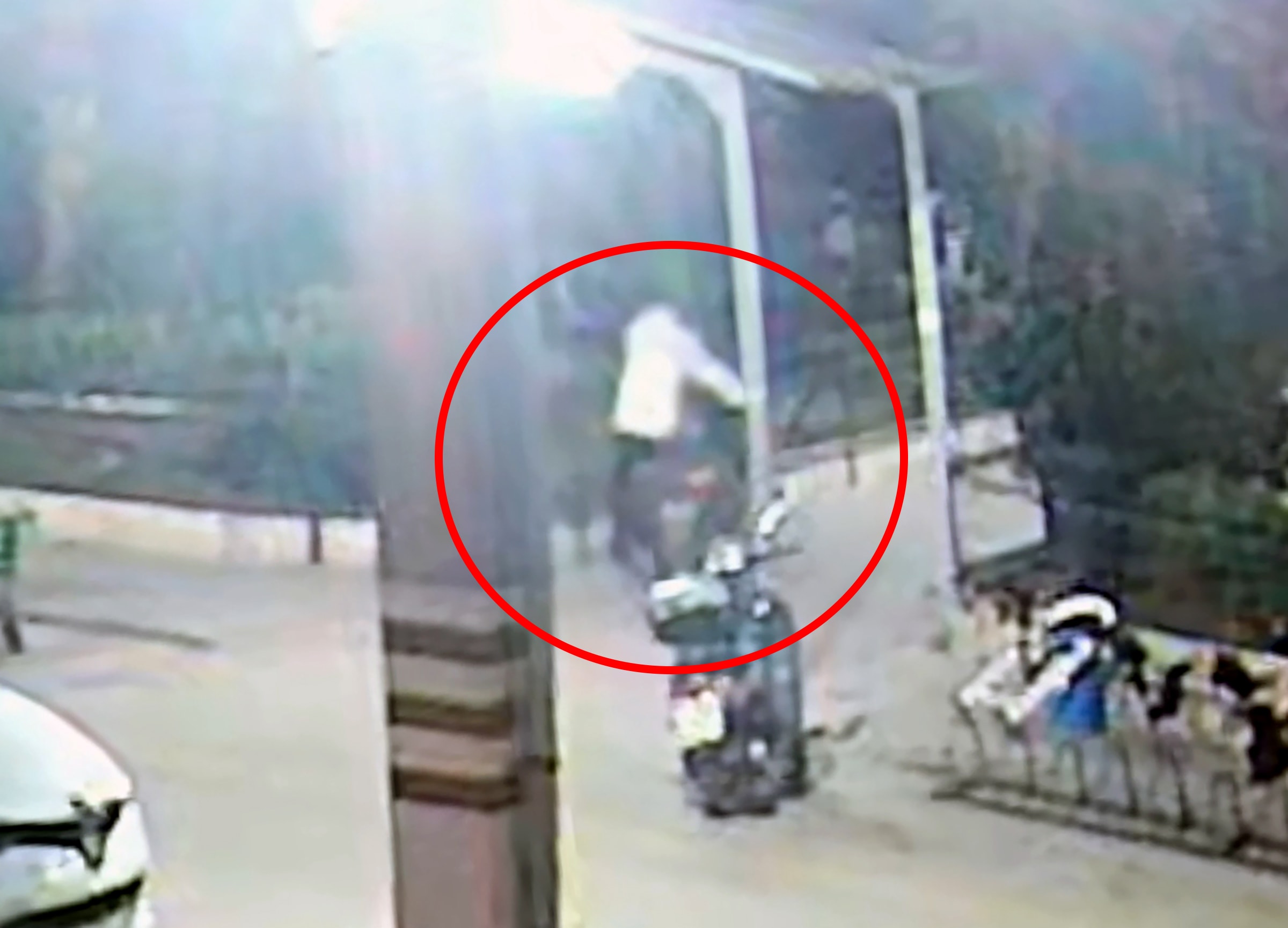 Refakatçi gibi gittikleri hastaneden motosiklet çaldılar