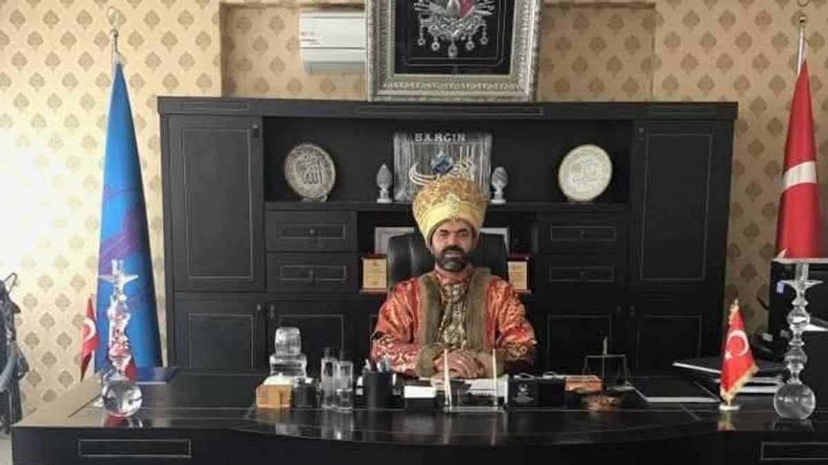 Oda seçimleri için kavuklu padişah pozu