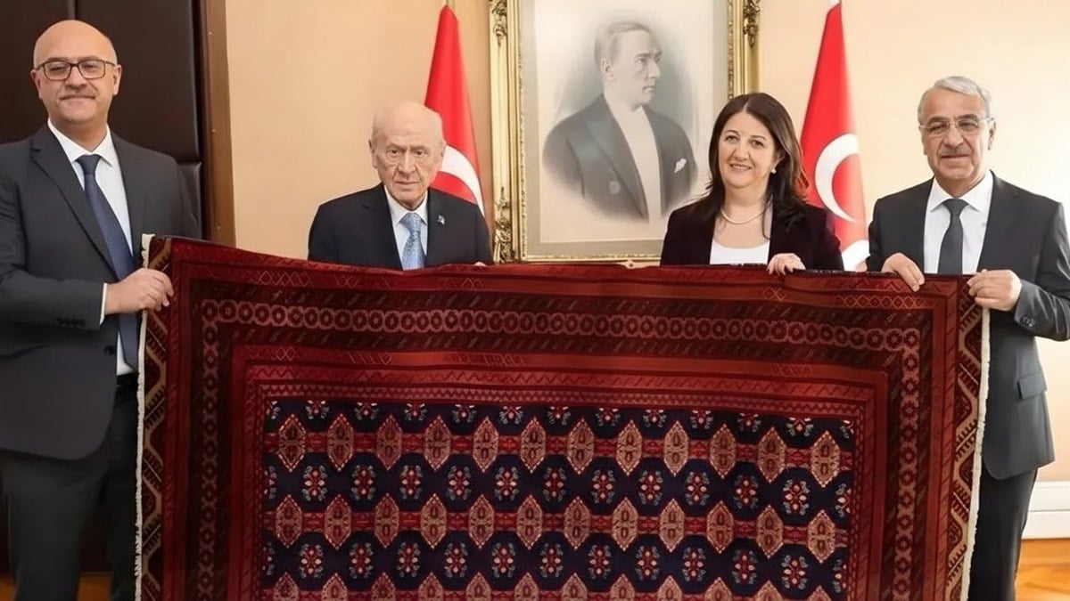 Apo’nun Bahçeli’ye hediyesi  kilimin TV’de falına baktılar