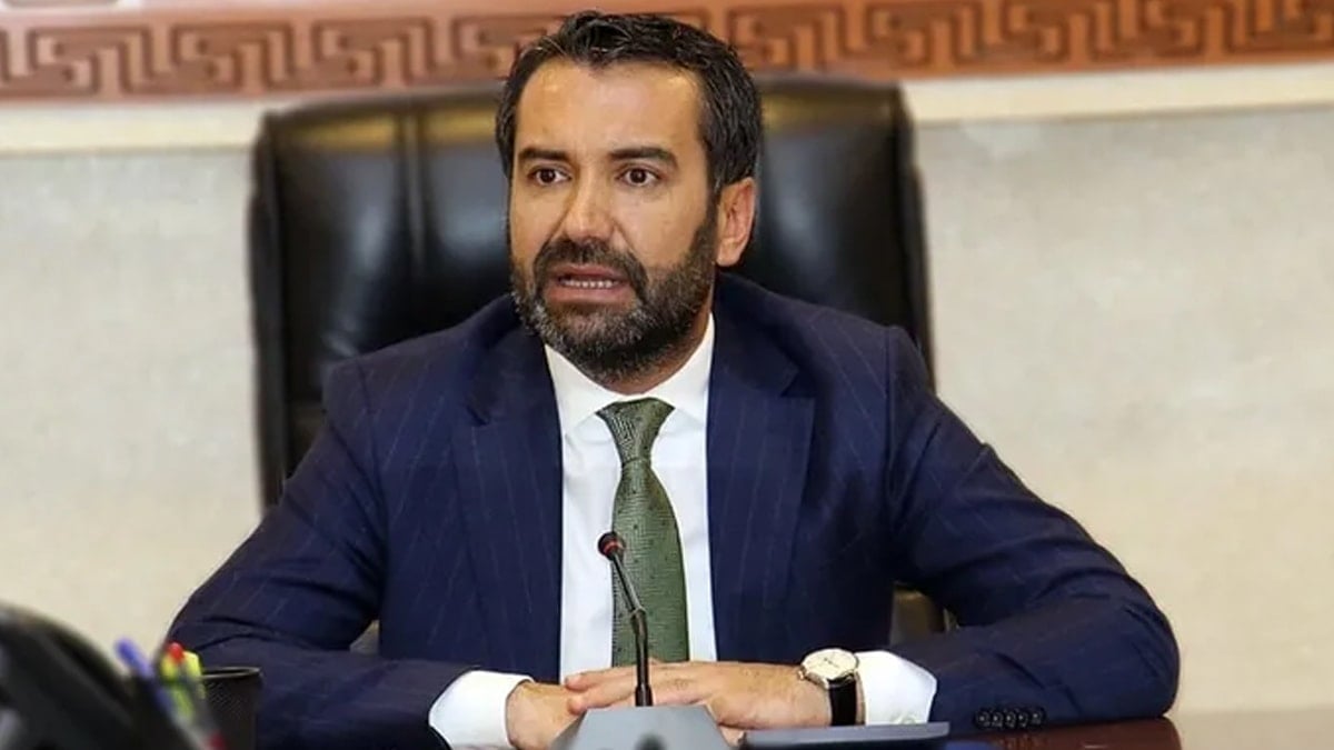 Gazetecileri tehdit eden AKP'li başkandan afişli kutlama