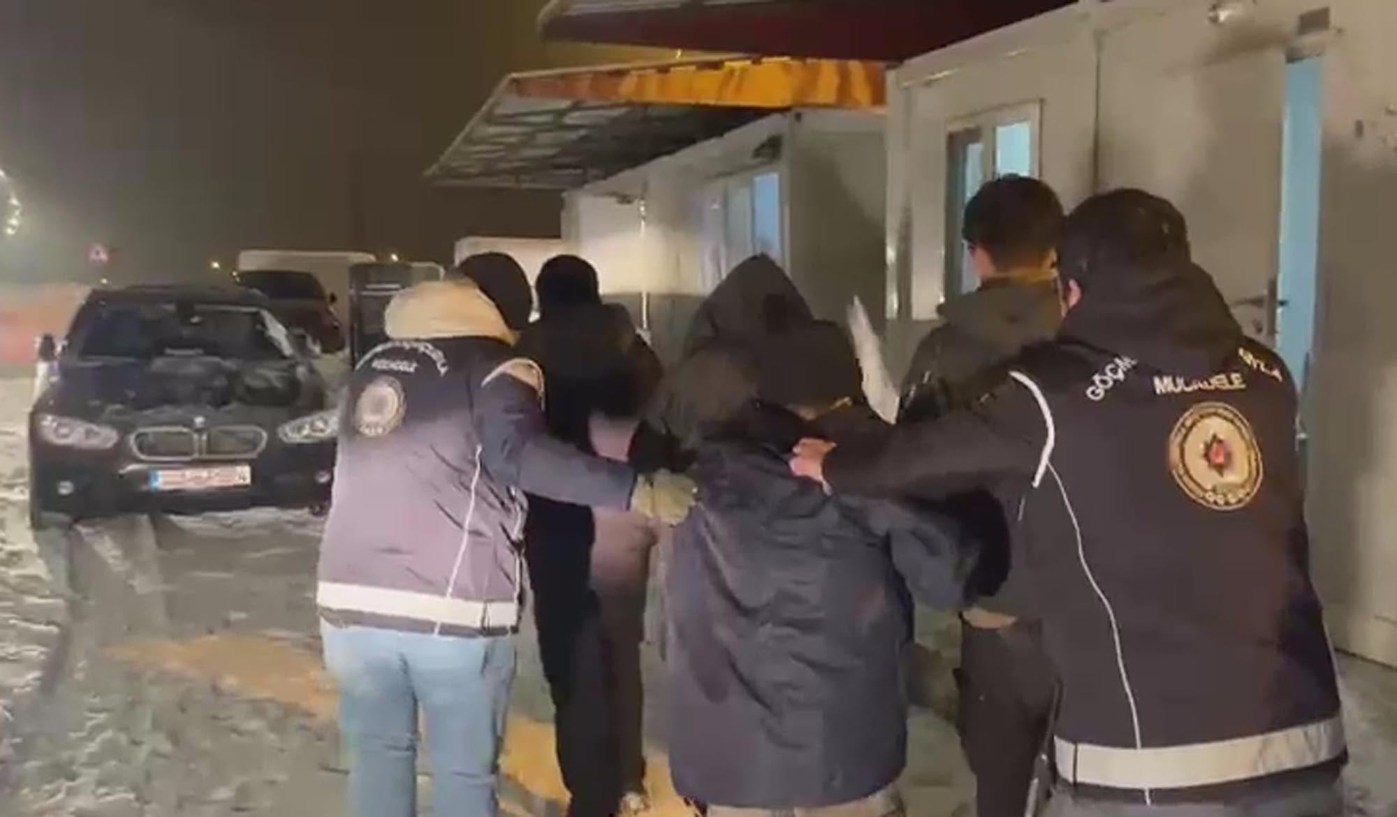 Saman balyalarının arasında 3 kaçak göçmen yakalandı