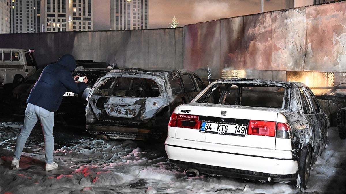 İstanbul'da sanayi sitesinde yangın çıktı! Araçlar küle döndü