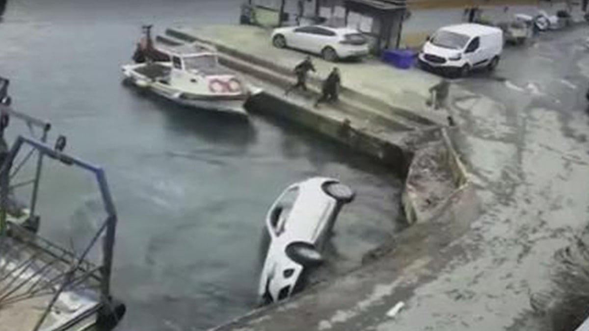 Sarıyer'de otomobil denize düştü