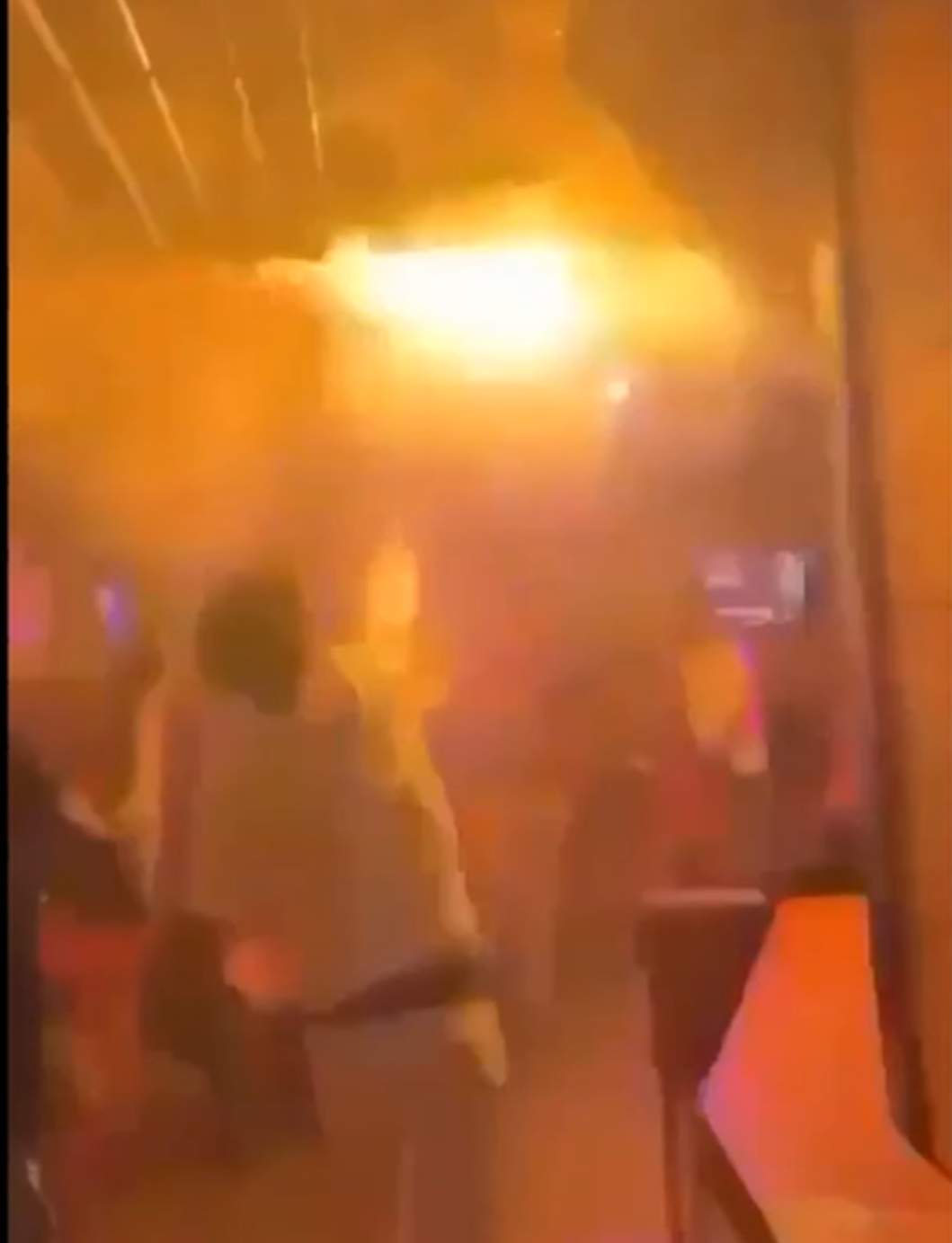 Yeni görüntüler ortaya çıktı: Bar yanarken dans etmeye devam ettiler