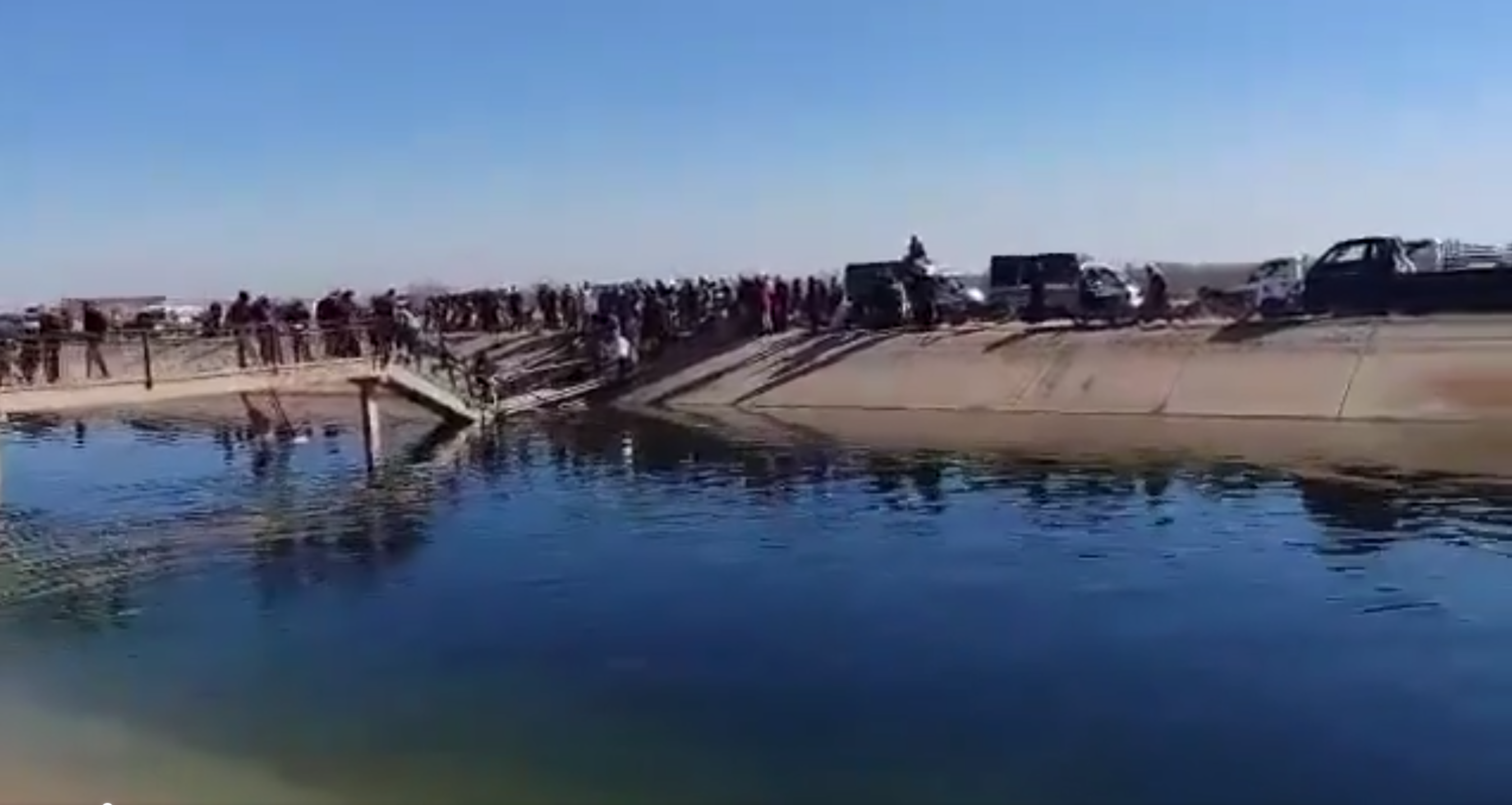 Sivilleri kalkan yapmak istediler: SDG'nin yıktığı köprülerde can pazarı