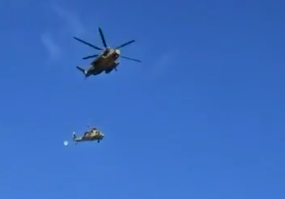 Helikopterle taşınan helikopter yere çakıldı