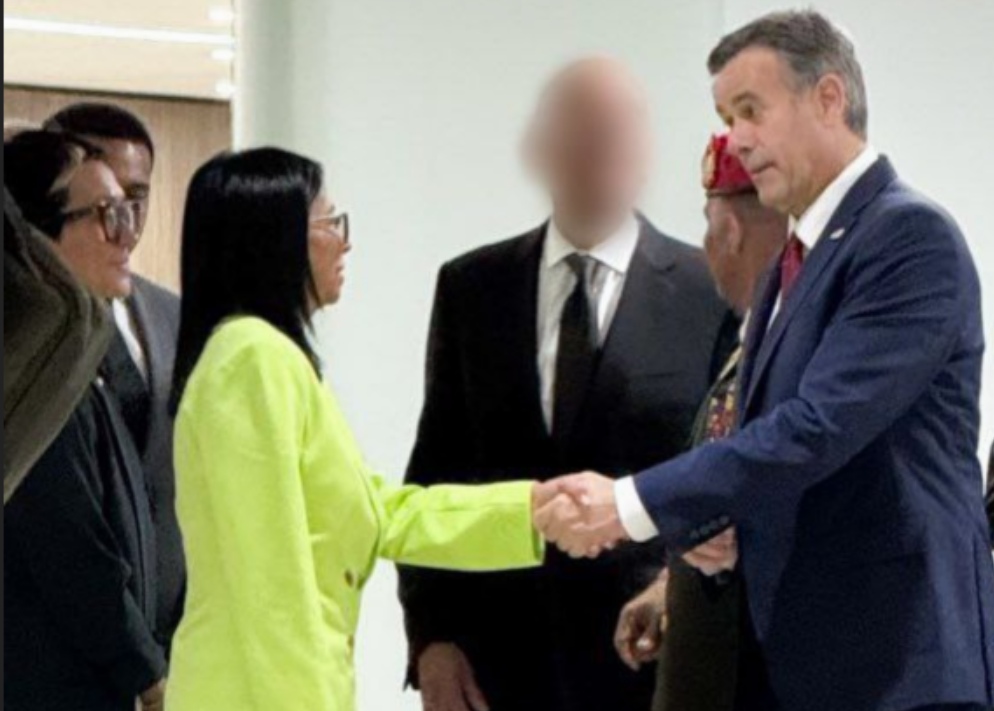 Venezuela'nın yeni başkanı ve CIA direktörü, el sıkıştı