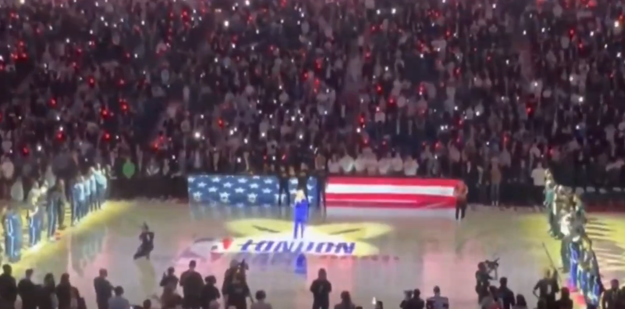 ABD ulusal marşını bu sözlerle kesti: Ayakta alkışlandı