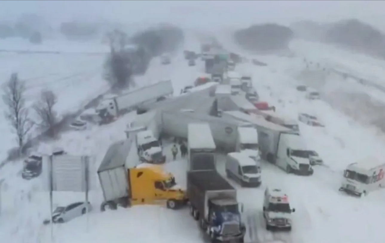 Kar fırtınası otoyolda facia yarattı: Zincirleme kazada 100 araç birbirine girdi