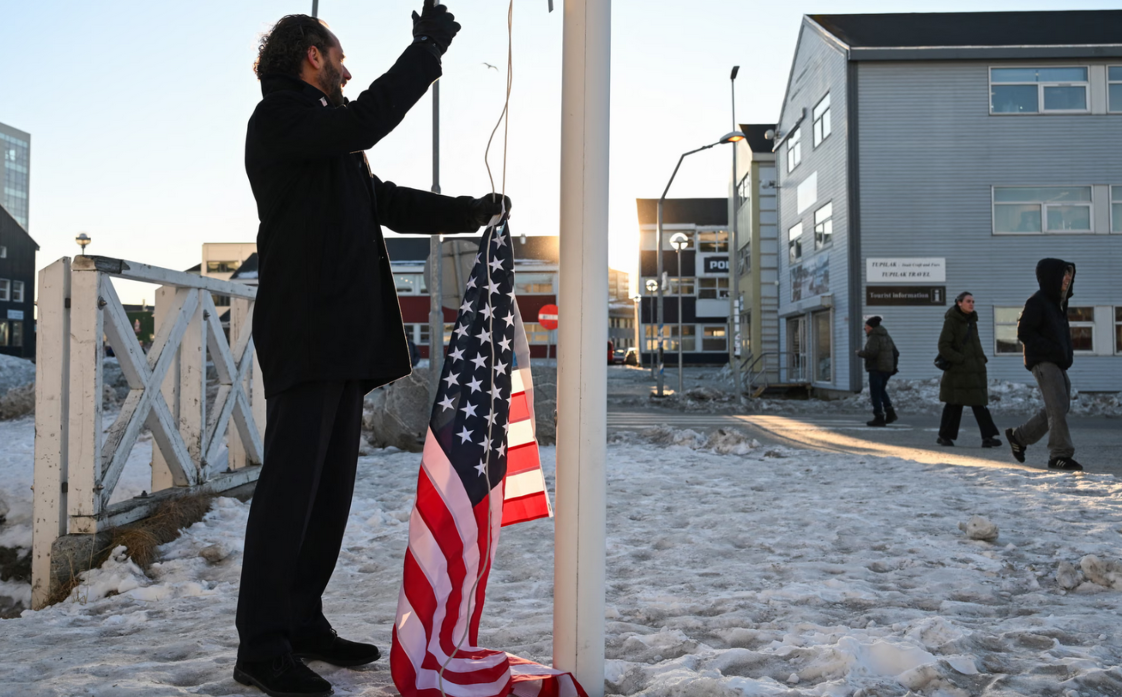 Grönland'a ABD bayrağı çekmeye kalkan adama halktan net müdahale