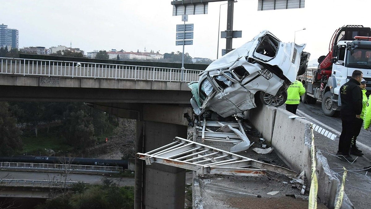 Viyadükte korkunç kaza: 1'i ağır 3 yaralı