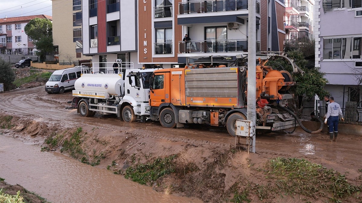 Sağanak sonrası 4 araç sel sularına kapıldı