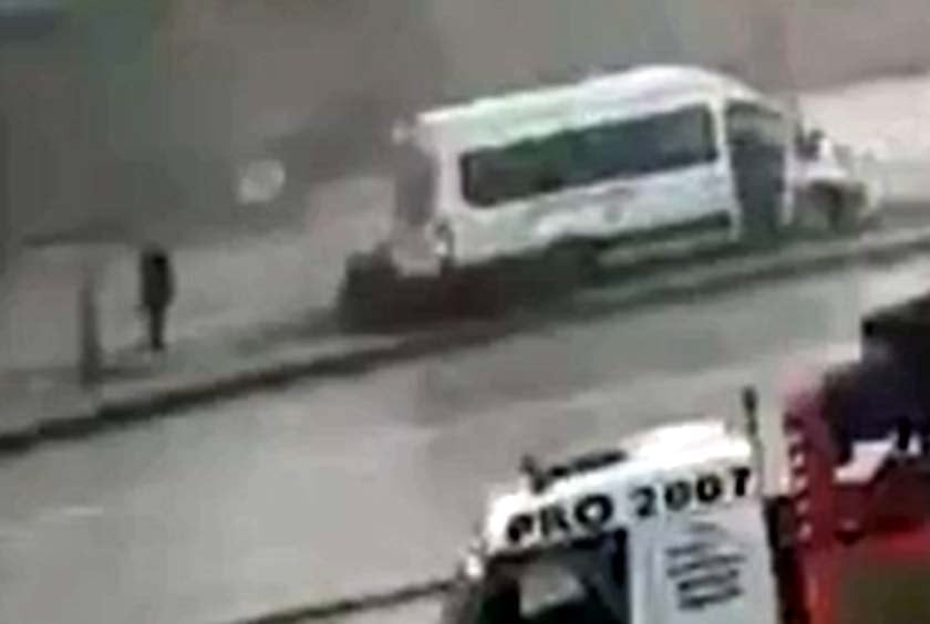 Gaziantep'te işçi servisi refüje çıktı: Yaya saniyelerle kurtuldu