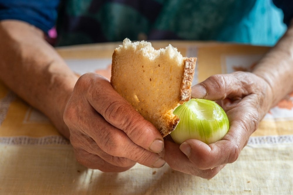 Açlık sınırı asgari ücretin 3 bin lira üstünde