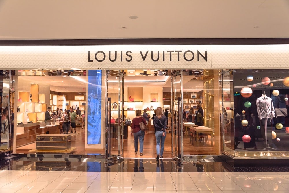Lüks marka Louis Vuitton'dan Asya hamlesi: Mağazalarını en büyük rakibine sattı
