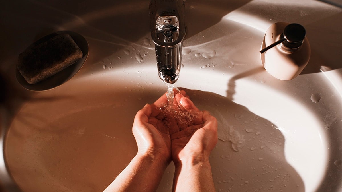 Ellerinizi sıcak suyla yıkarken 2 kez düşünün