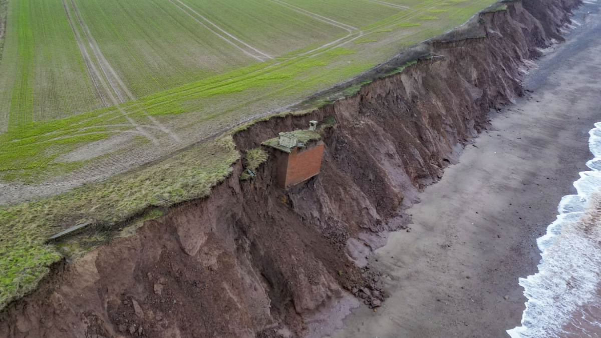 Tarihi yapı uçurumun kenarında asılı kaldı