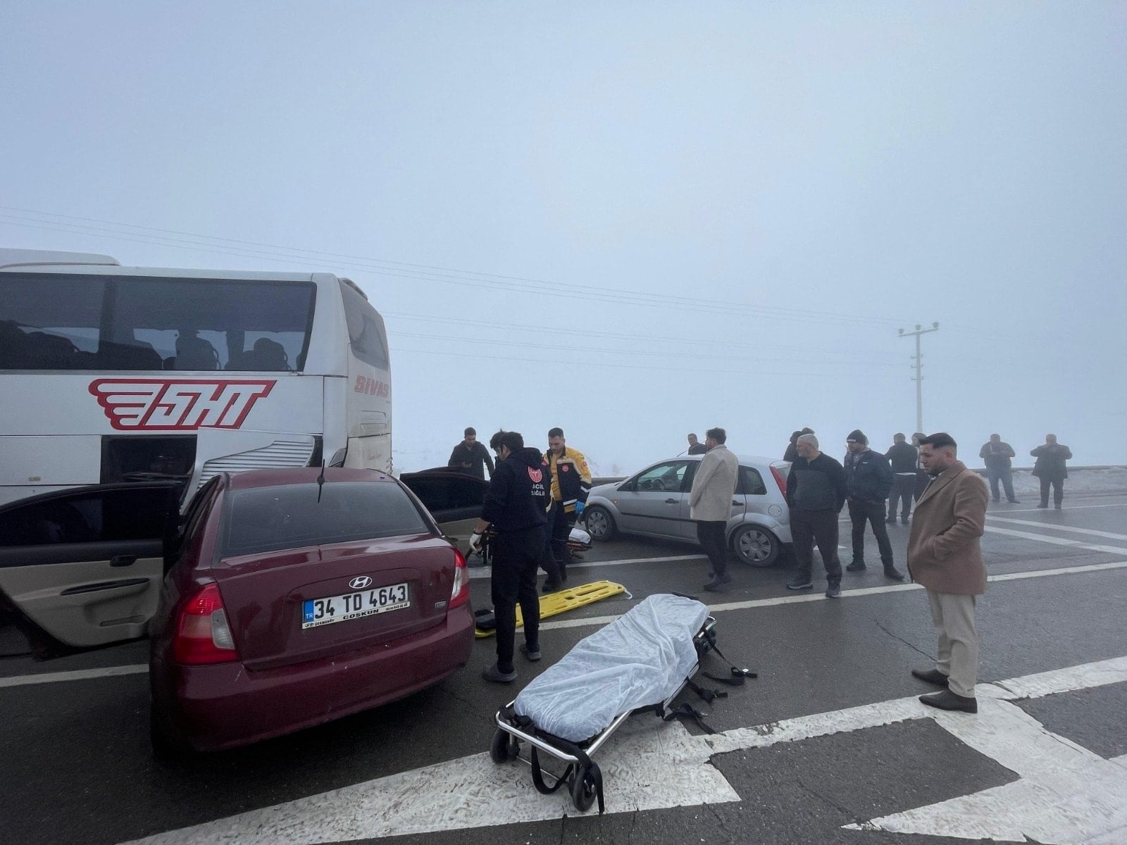Sivas'ta sisli havada zincirleme kaza: Otobüs, otomobil ve TIR’lar birbirine girdi