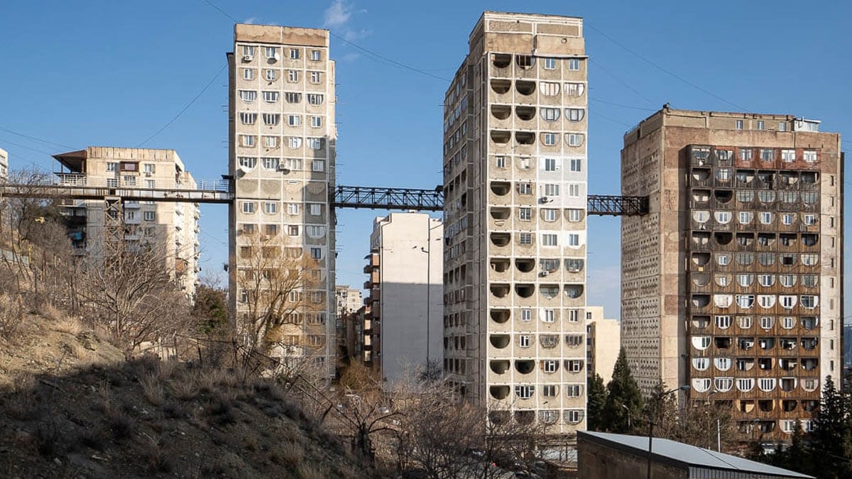 Apartmanları bu yüzden köprüyle bağlamışlar: Dünyada eşi benzeri yok