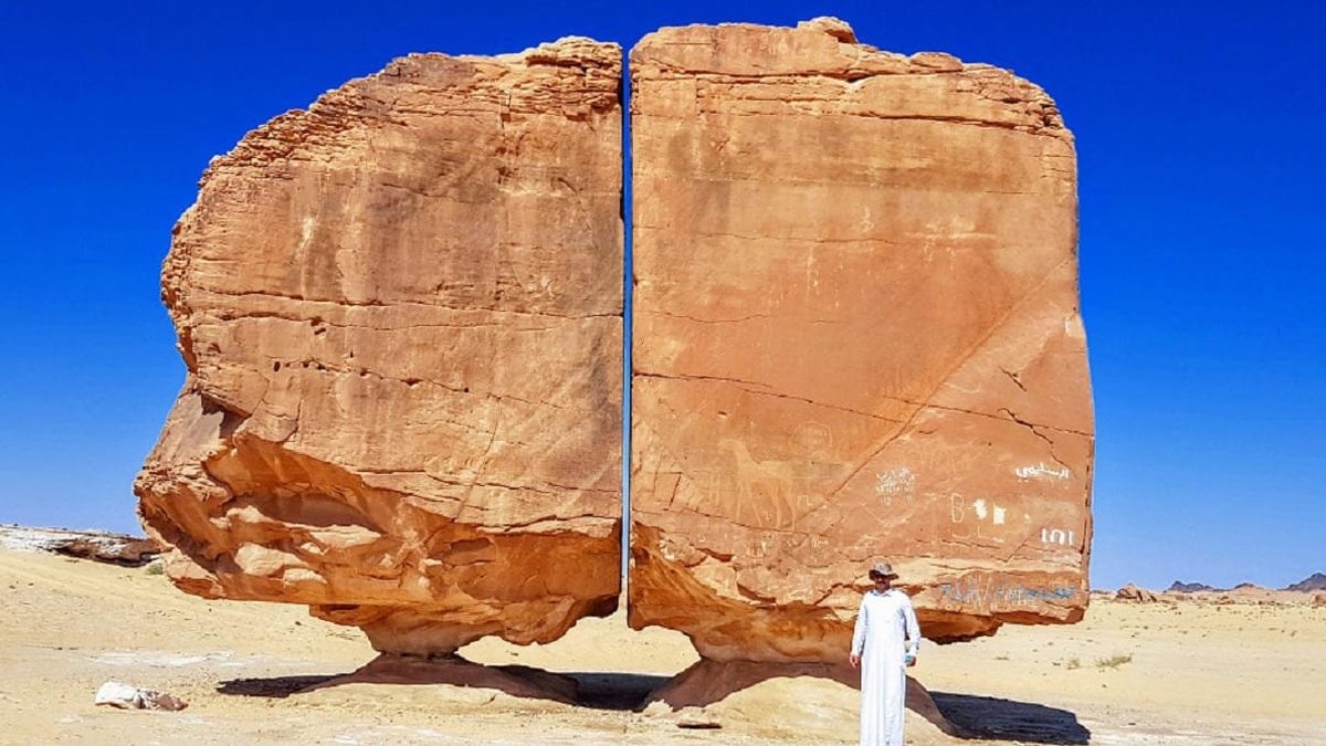 Çölün ortasındaki taş lazerle kesilmiş gibi duruyor: Ne teknoloji ne de insan eli