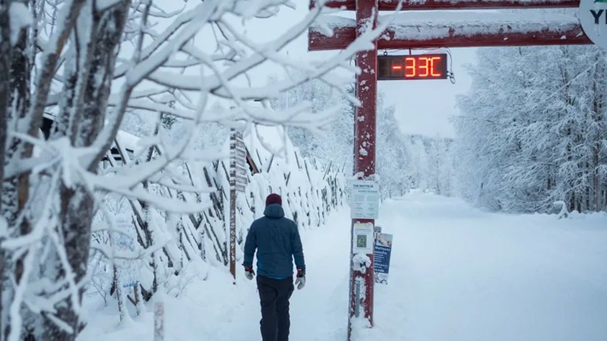Binlerce turist aşırı soğuk nedeniyle mahsur kaldı