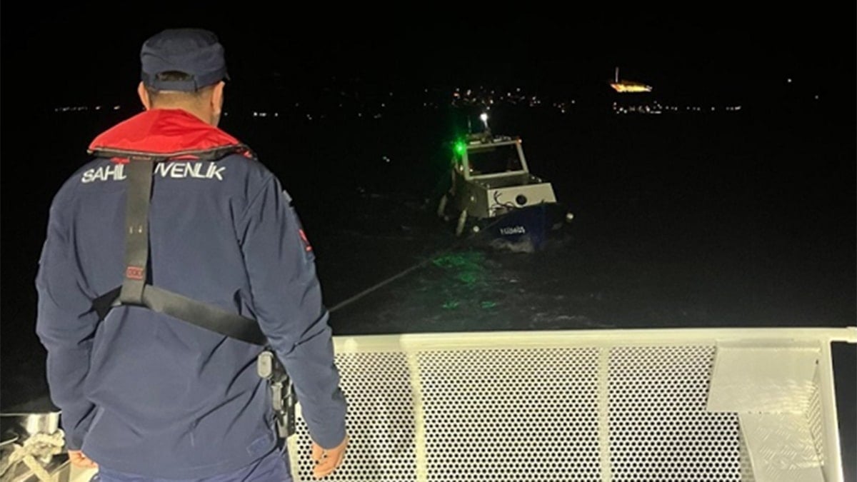 Çanakkale Boğazı'nda can pazarı! Arızalanıp sürüklenen teknedeki 3 kişi kurtarıldı