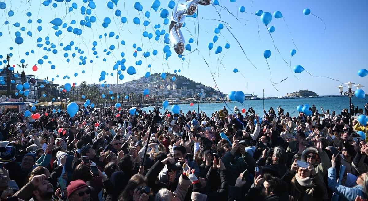 Yüzlerce kişi toplandı, Teoman için sevinç balonu uçurdu
